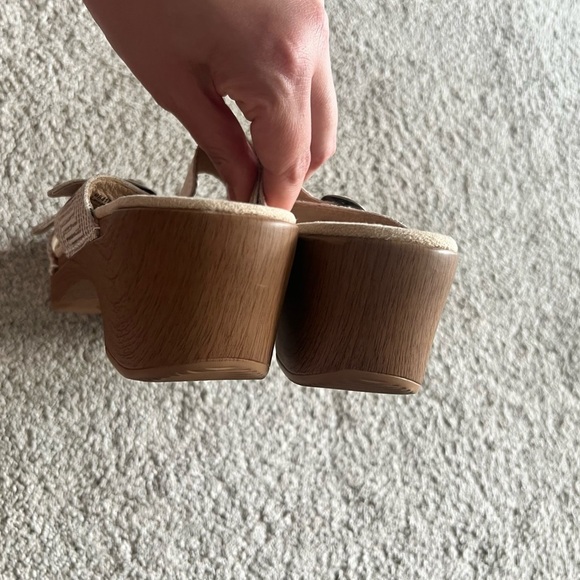 Dansko Size 40 Cream Leather Sophie Embossed Straps Buckle Comfort Wedge Sandals - Picture 6 of 6